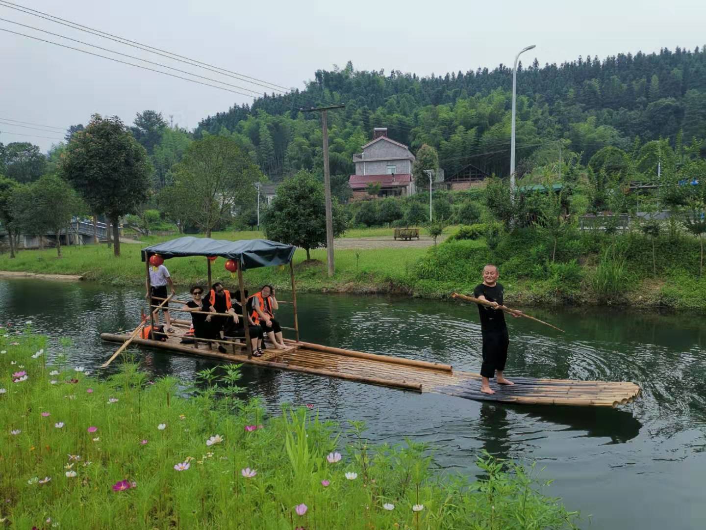 小小竹排，水中游