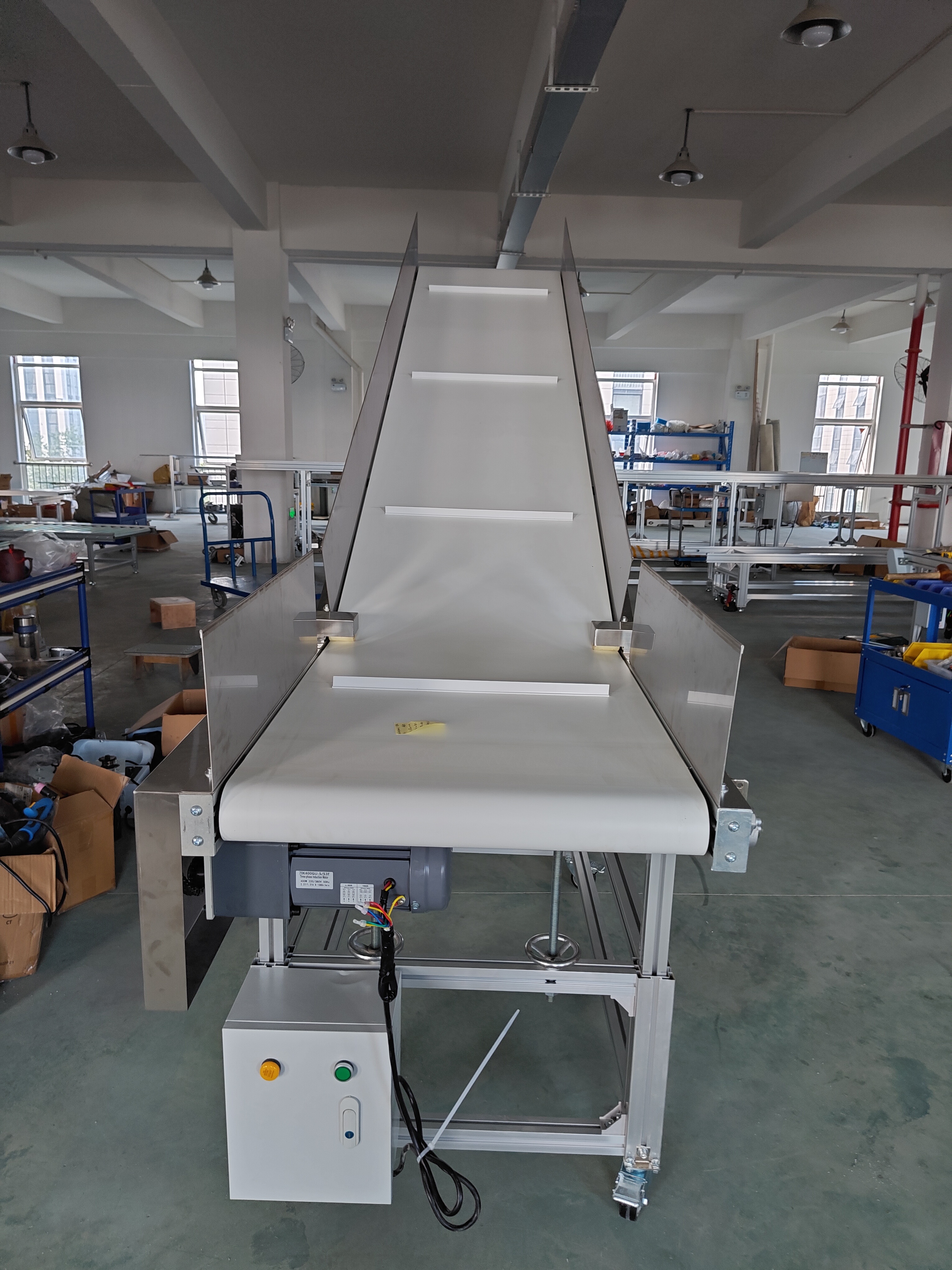 帶平臺(tái)斜坡線流水線食品級(jí)PU皮帶