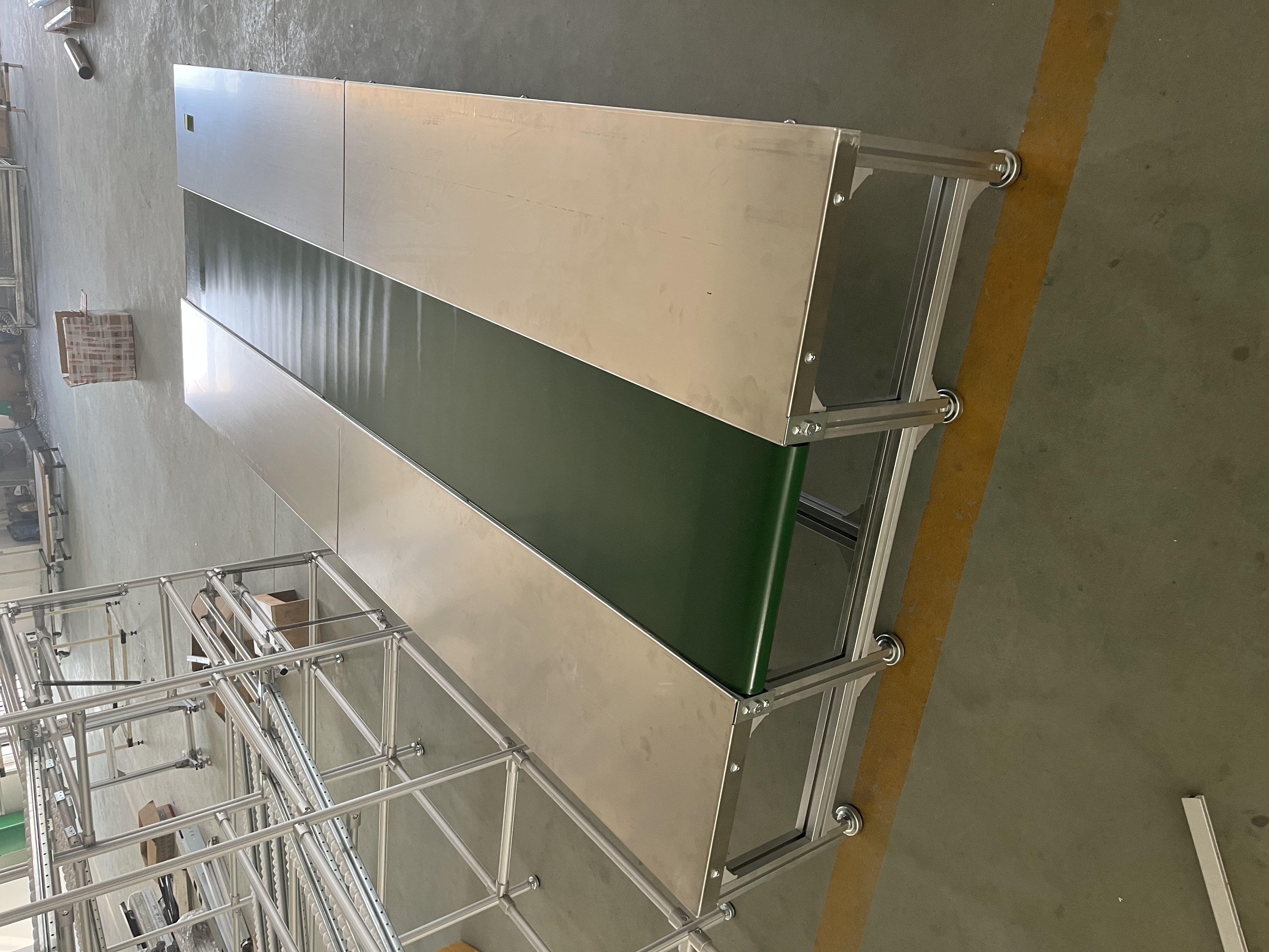 兩側(cè)平臺(tái)加輸送機(jī)流水線